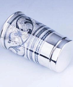 красивый серебряный стакан