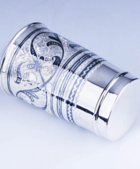 красивый серебряный стакан