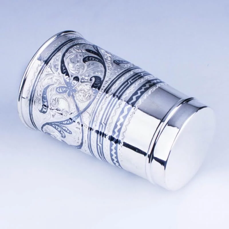 красивый серебряный стакан