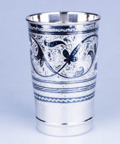 красивый серебряный стакан