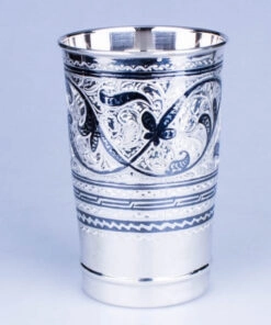 красивый серебряный стакан