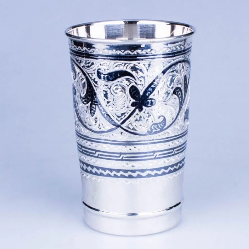 красивый серебряный стакан