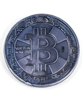 сувенирная серебряная монета биткоин