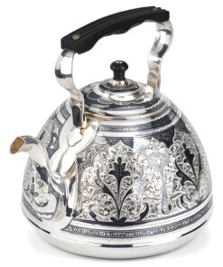 красивый серебряный чайник для кипятка