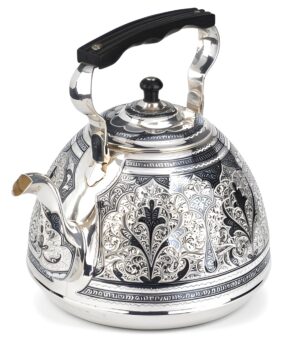 красивый серебряный чайник для кипятка