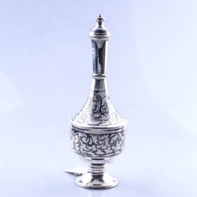 красивый серебряный графин