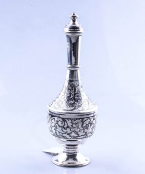 красивый серебряный графин