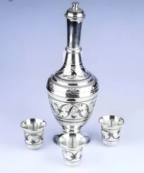 серебряный графин со стопками