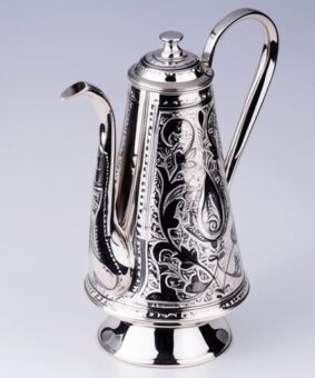 серебряный кофейник