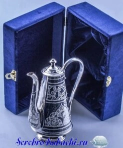серебряный кофейник с футляром