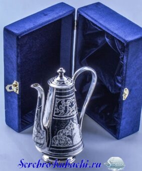 серебряный кофейник с футляром