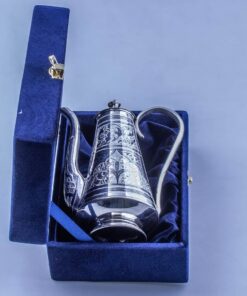 серебряный кофейник в футляре