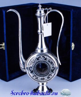 серебряный кувшин с крышкой