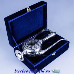 серебряный кувшин с крышкой