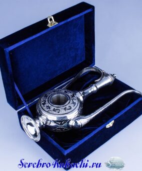 серебряный кувшин с крышкой