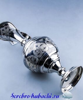 серебряный кувшин с крышкой