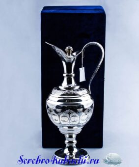 серебряный кувшин с крышкой