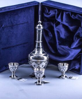 серебряный графин с рюмками