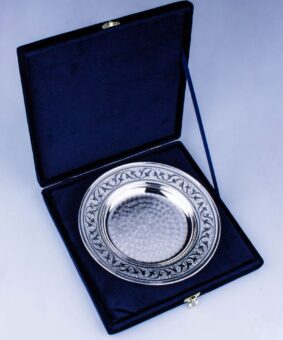 большая серебряная тарелка