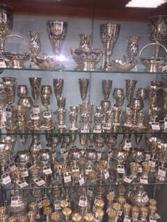 витрины магазина кубачинского серебра