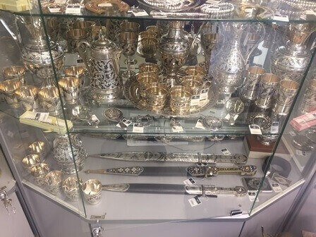 витрины магазина кубачинского серебра